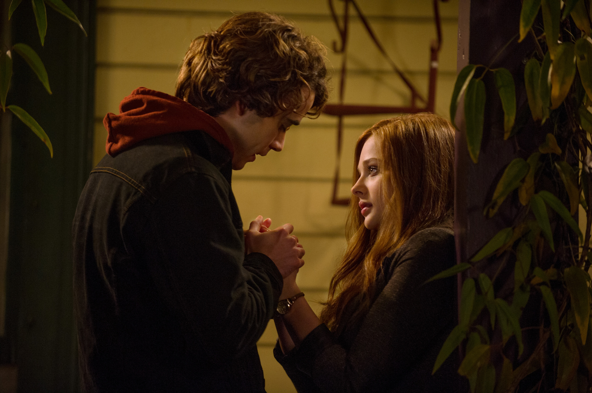 Still of Chloë Grace Moretz and Jamie Blackley in Jei pasilikciau (2014)