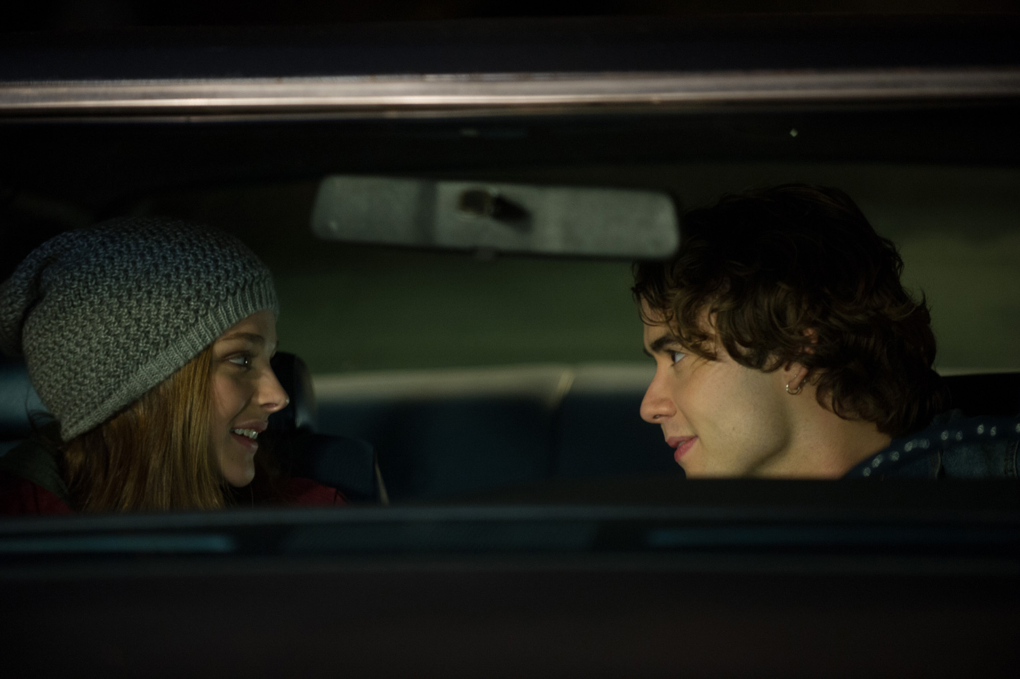 Still of Chloë Grace Moretz and Jamie Blackley in Jei pasilikciau (2014)