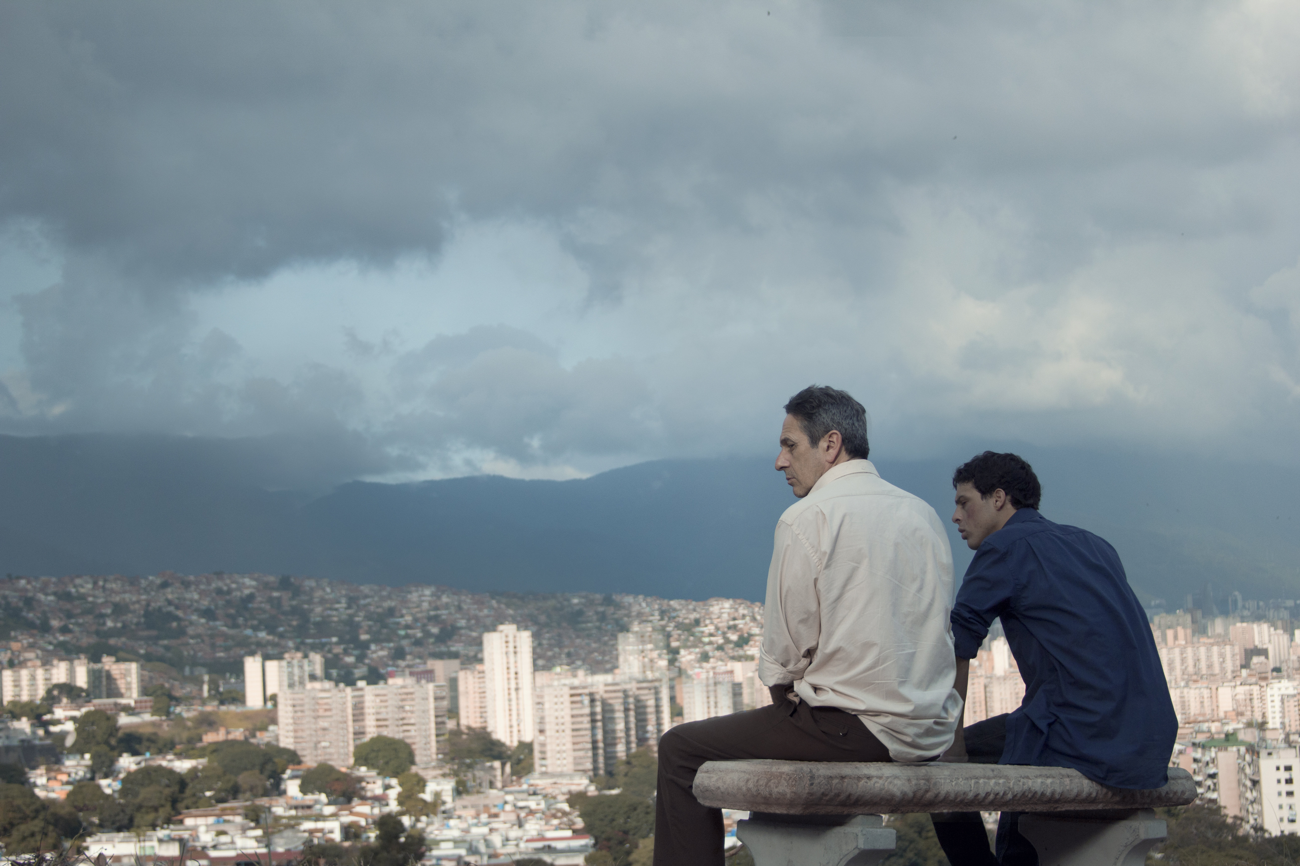 Still of Alfredo Castro and Luis Silva in Desde allá (2015)