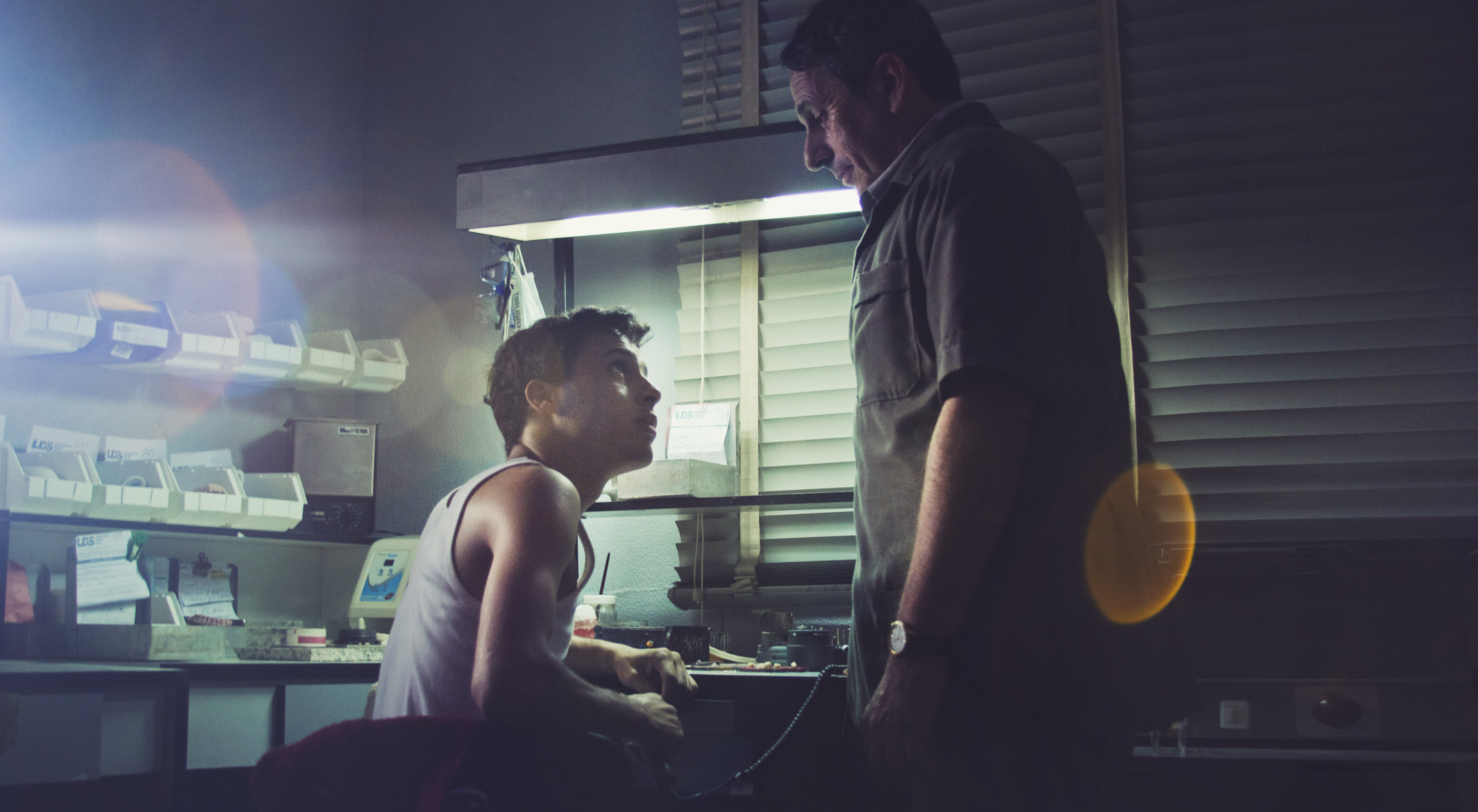 Still of Alfredo Castro and Luis Silva in Desde allá (2015)