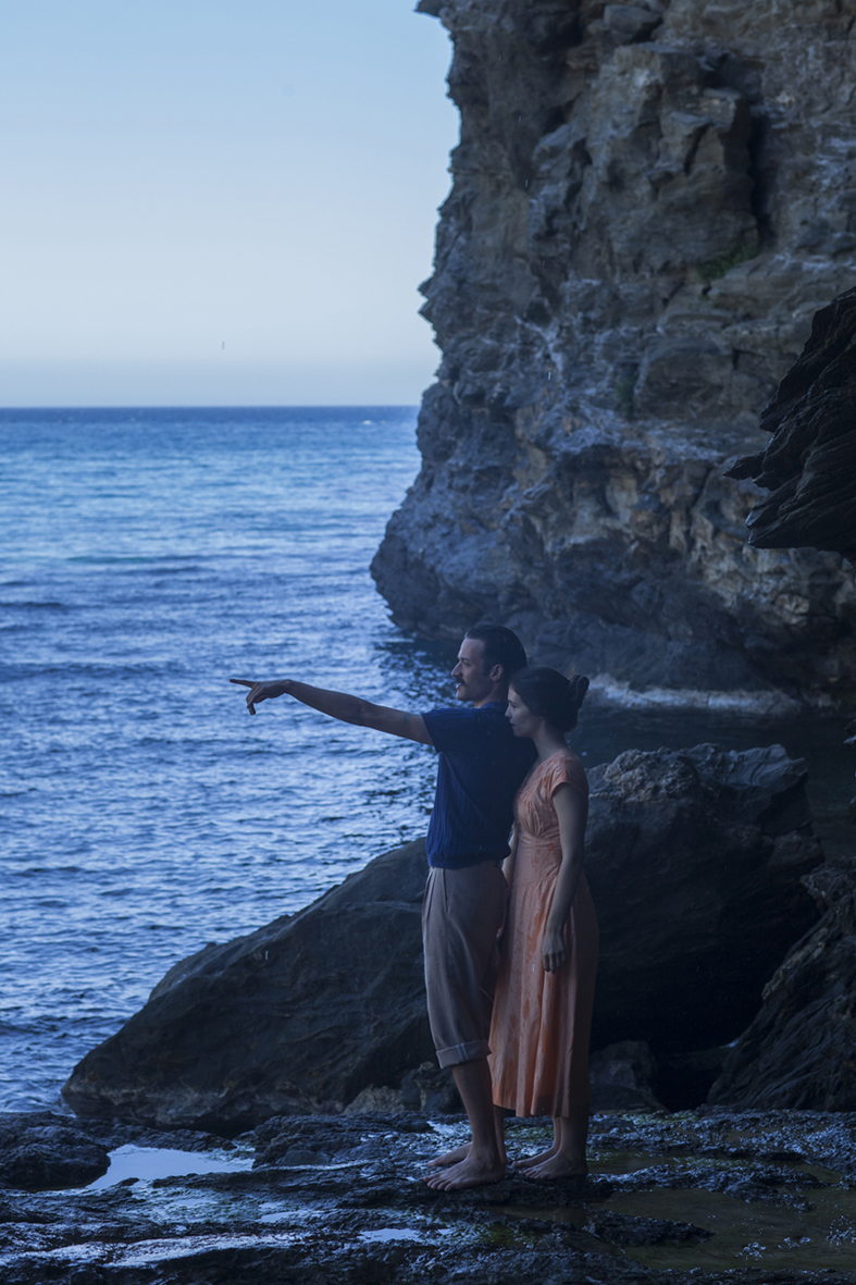 Still of Andreas Konstantinou and Pinelopi Tsilika in Mikra Anglia (2013)