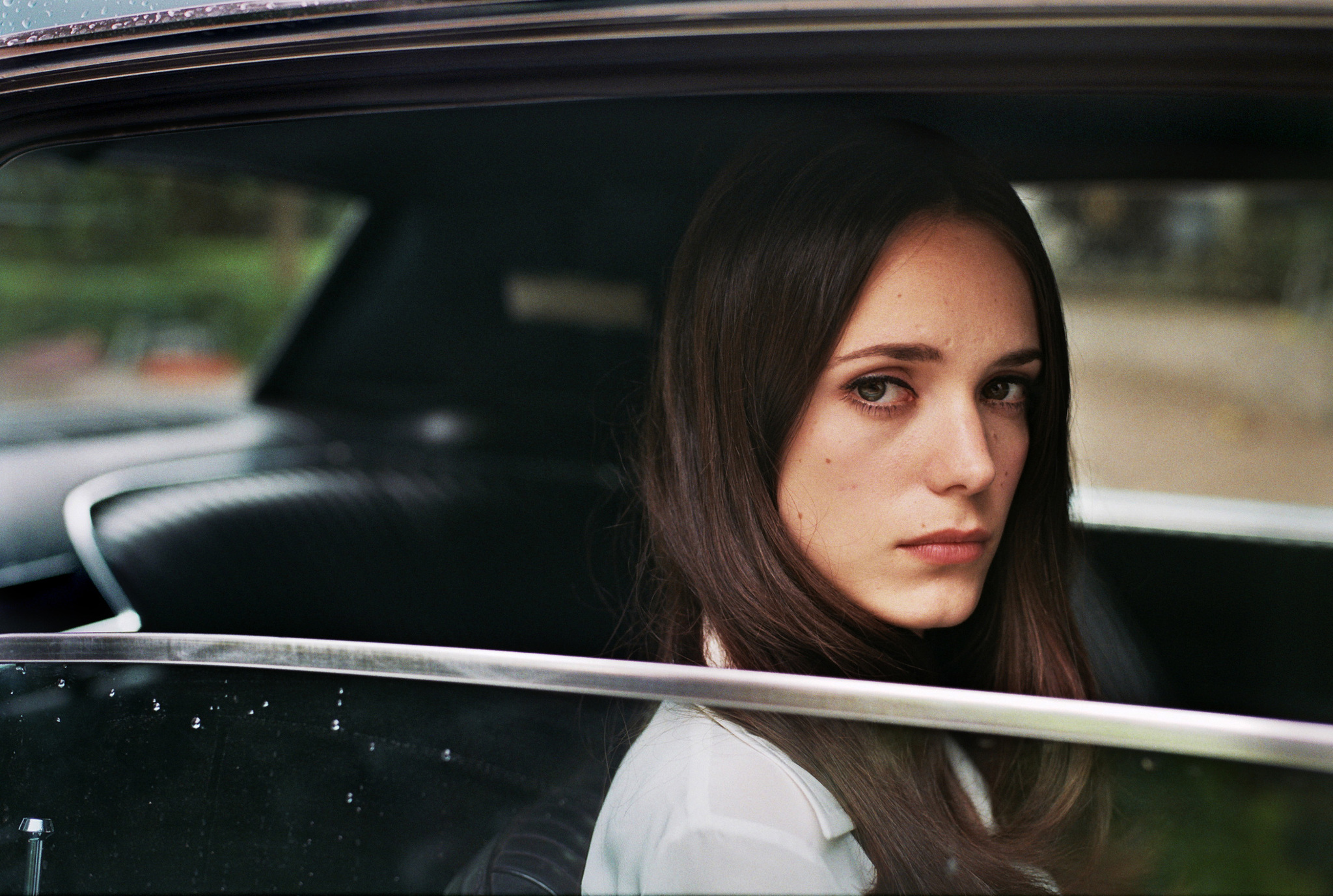 Still of Stacy Martin in La dame dans l'auto avec des lunettes et un fusil (2015)