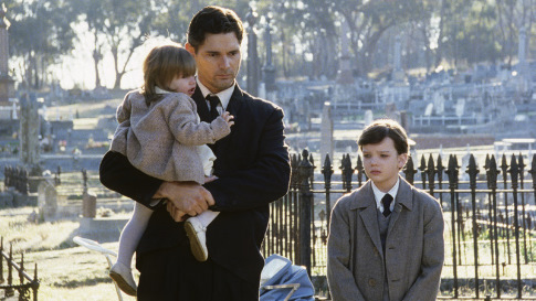 Still of Eric Bana and Kodi Smit-McPhee in Romulus, My Father (2007)