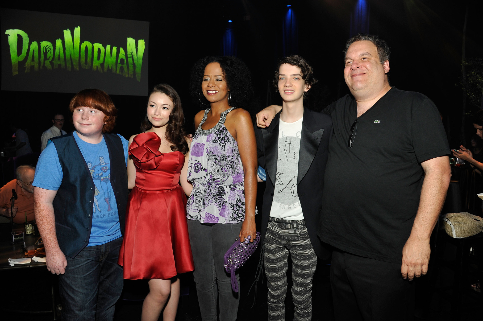 Jodelle Ferland, Jeff Garlin, Kodi Smit-McPhee and Tucker Albrizzi at event of Paranormanas (2012)