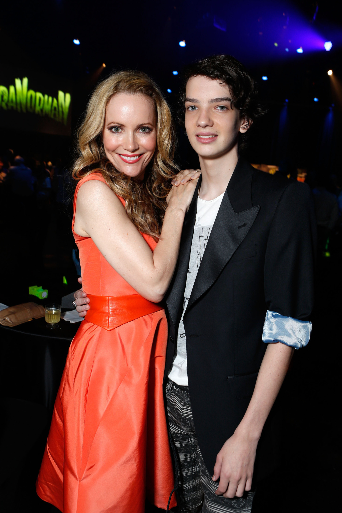 Leslie Mann and Kodi Smit-McPhee at event of Paranormanas (2012)