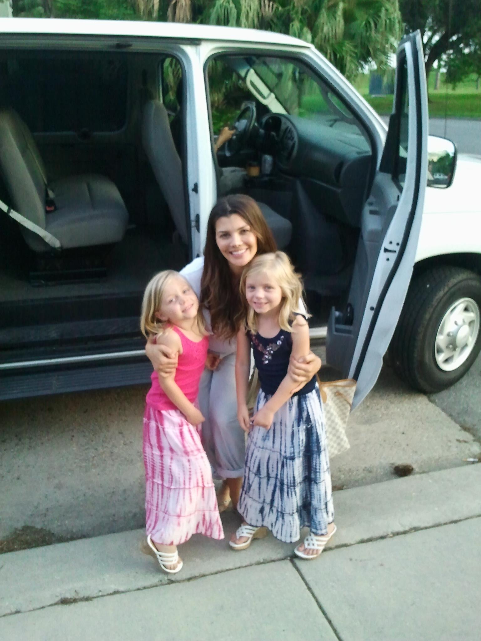 Carsen and Camden Flowers with Ali Landry on the set of, 