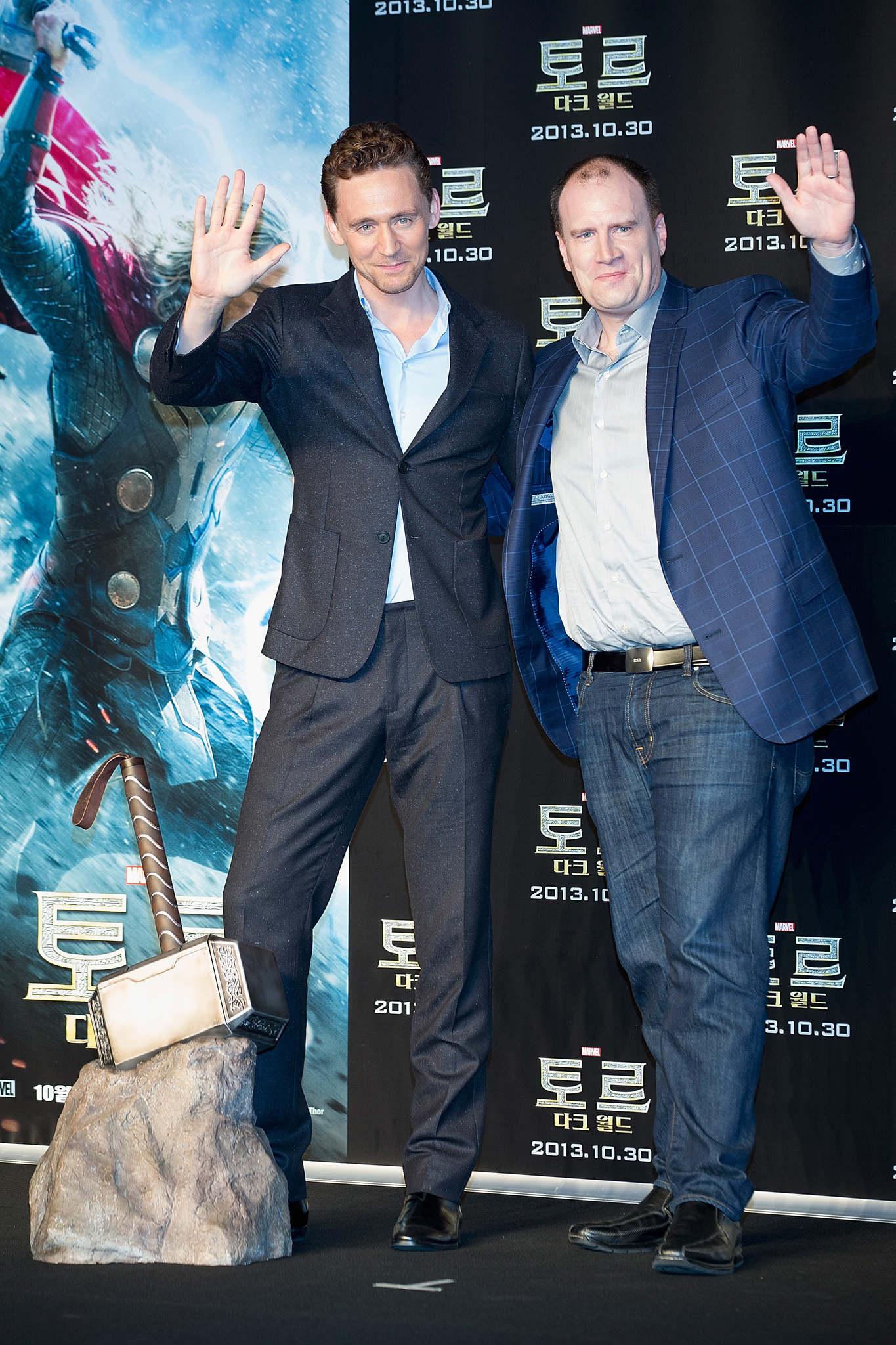 Kevin Feige and Tom Hiddleston at event of Toras: Tamsos pasaulis (2013)
