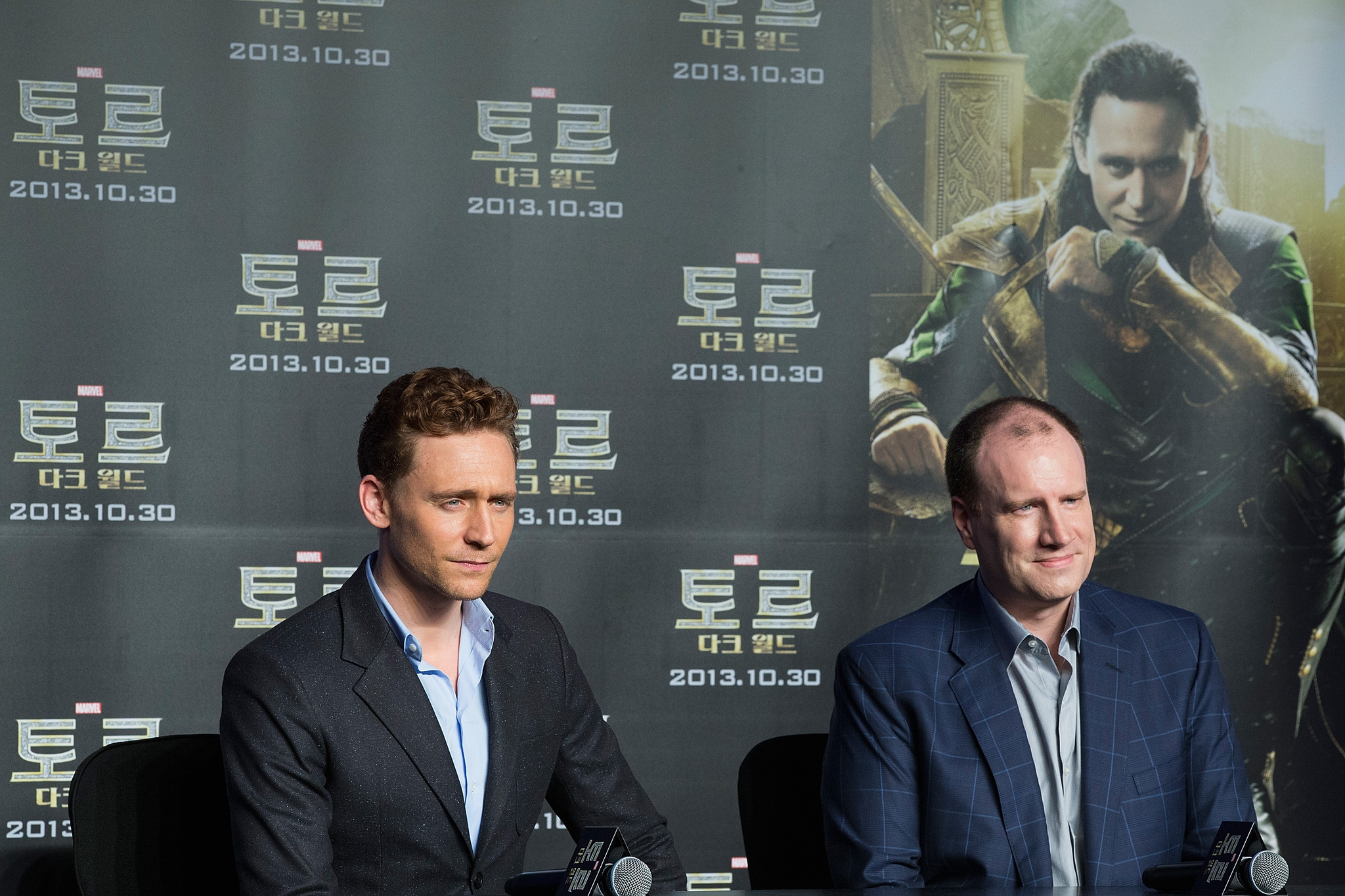 Kevin Feige and Tom Hiddleston at event of Toras: Tamsos pasaulis (2013)