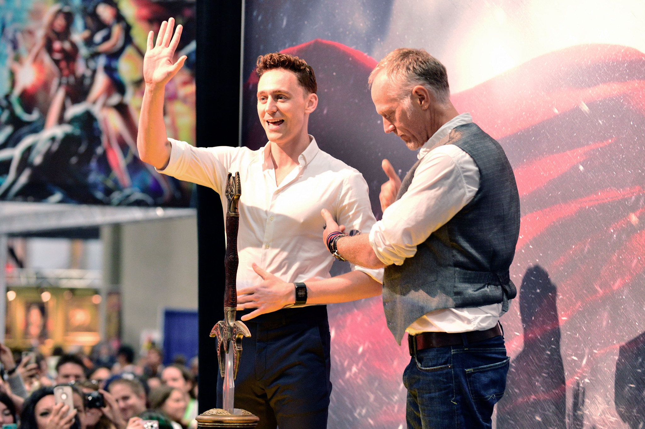 Alan Taylor and Tom Hiddleston at event of Toras: Tamsos pasaulis (2013)