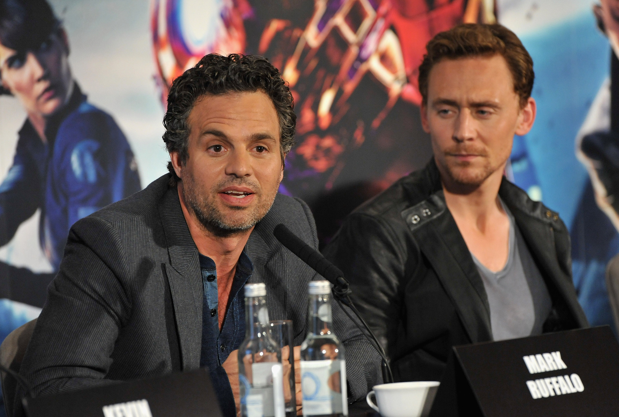 Mark Ruffalo and Tom Hiddleston at event of Kersytojai (2012)