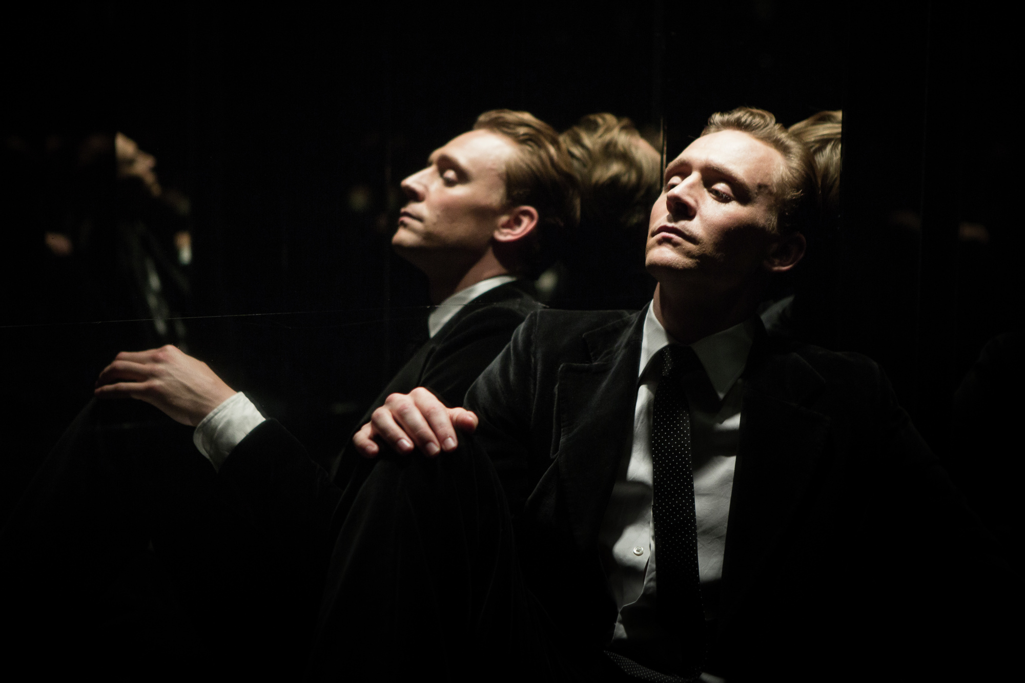 Still of Tom Hiddleston in High-Rise (2015)