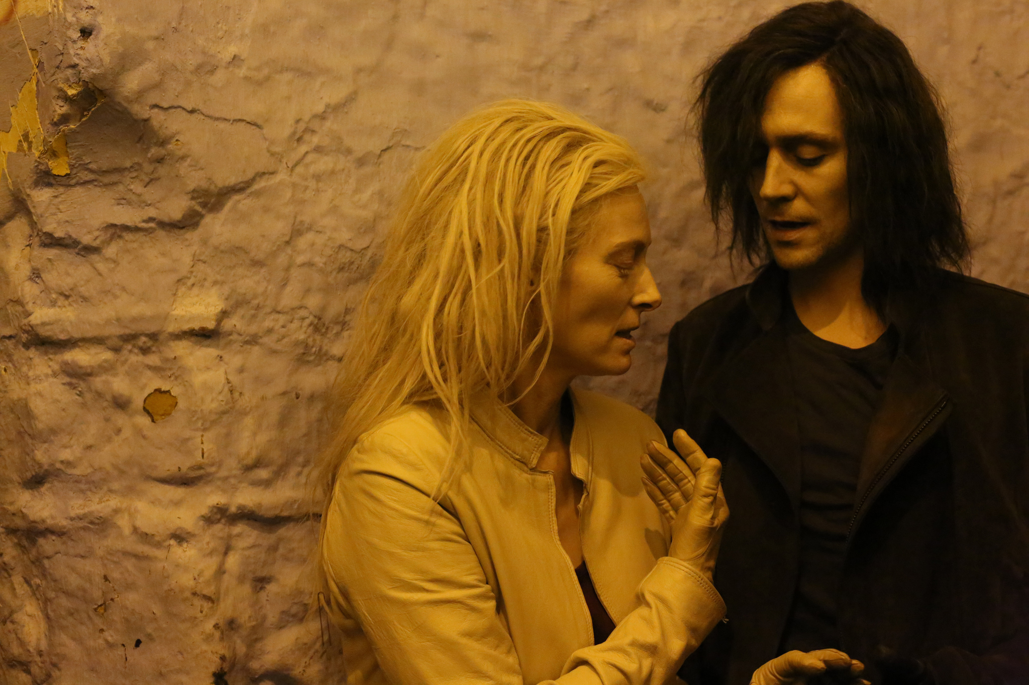 Still of Tilda Swinton and Tom Hiddleston in Isgyvena tik mylintys (2013)