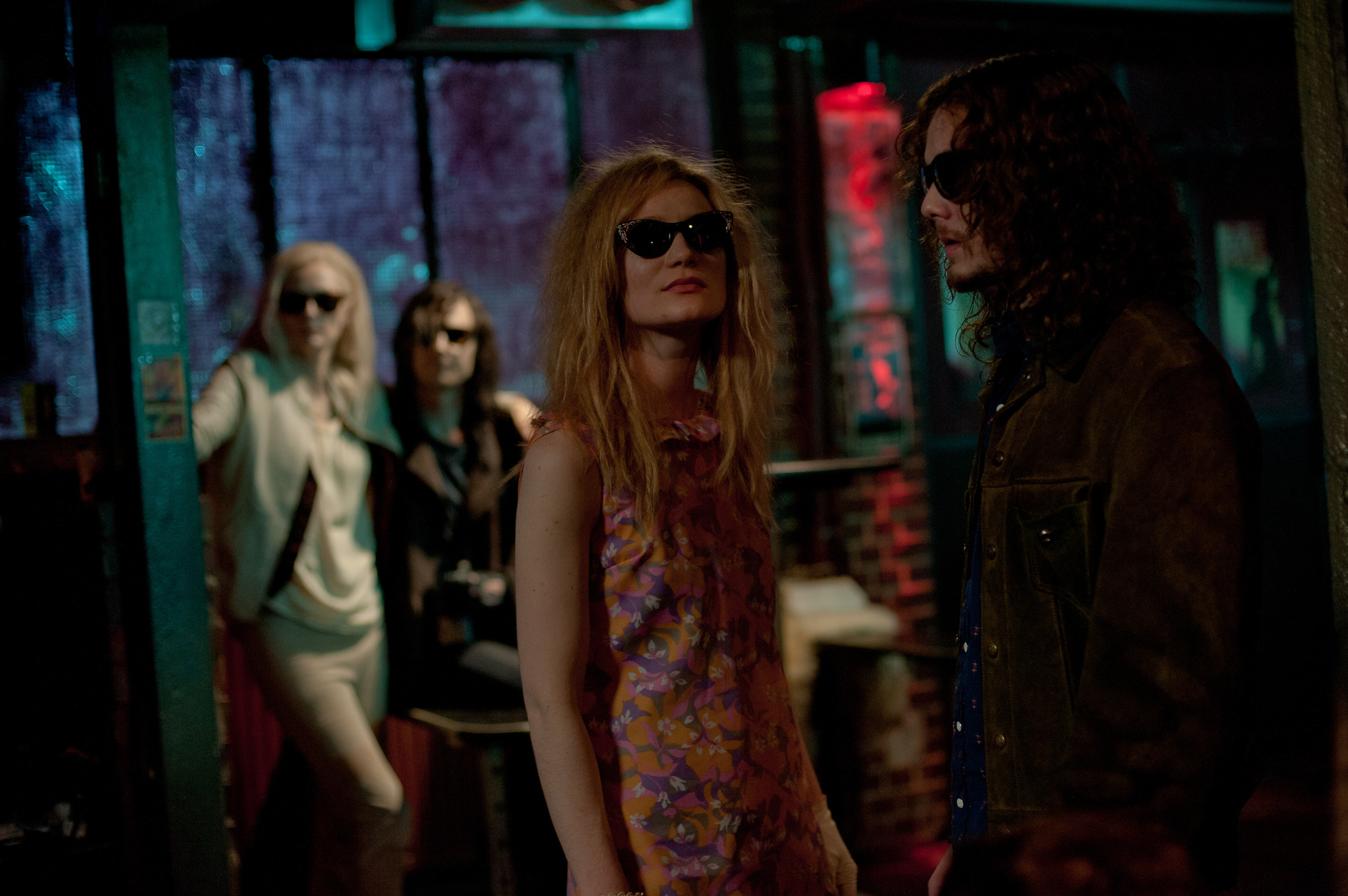 Still of Tilda Swinton, Anton Yelchin, Tom Hiddleston and Mia Wasikowska in Isgyvena tik mylintys (2013)