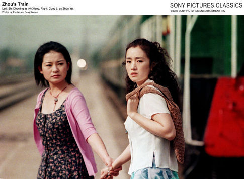 Still of Li Gong and Chunling Shi in Zhou Yu de huo che (2002)