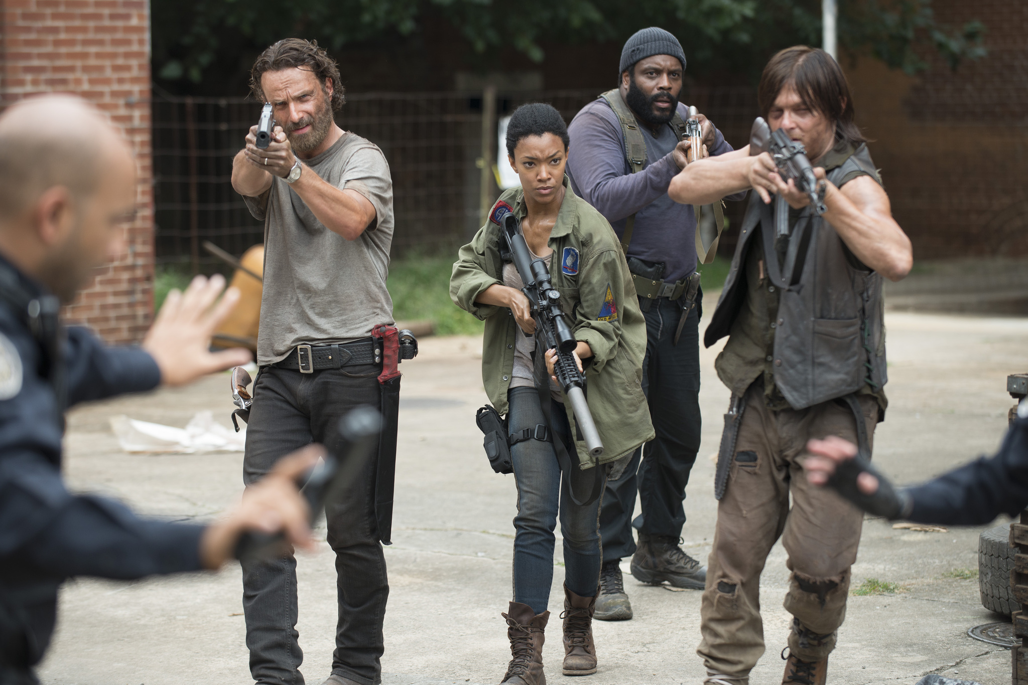 Still of Norman Reedus, Chad L. Coleman, Maximiliano Hernández, Andrew Lincoln and Sonequa Martin-Green in Vaikstantys numireliai (2010)