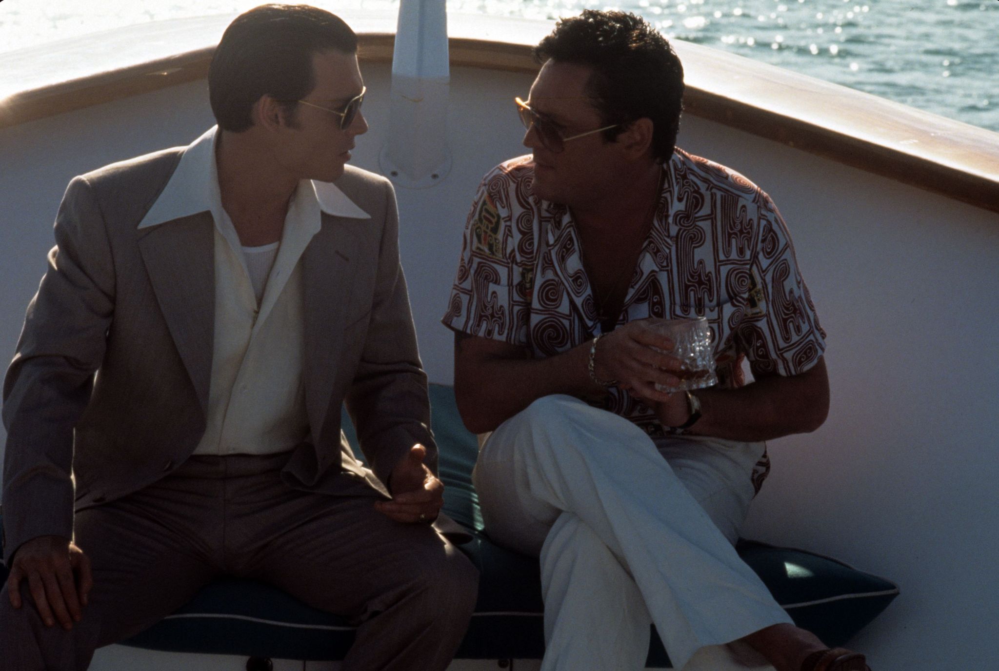 Still of Johnny Depp and Michael Madsen in Donis Brasko (1997)