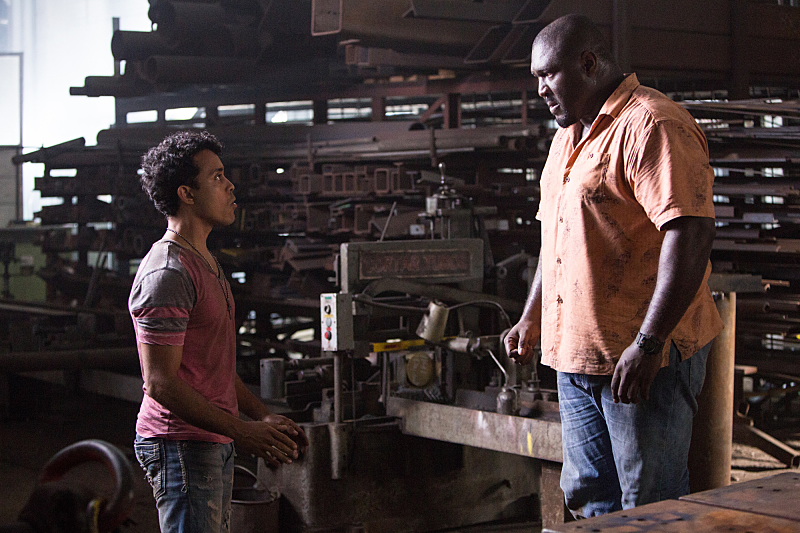 Still of Nonso Anozie and Michael Scott in Zoo (2015)