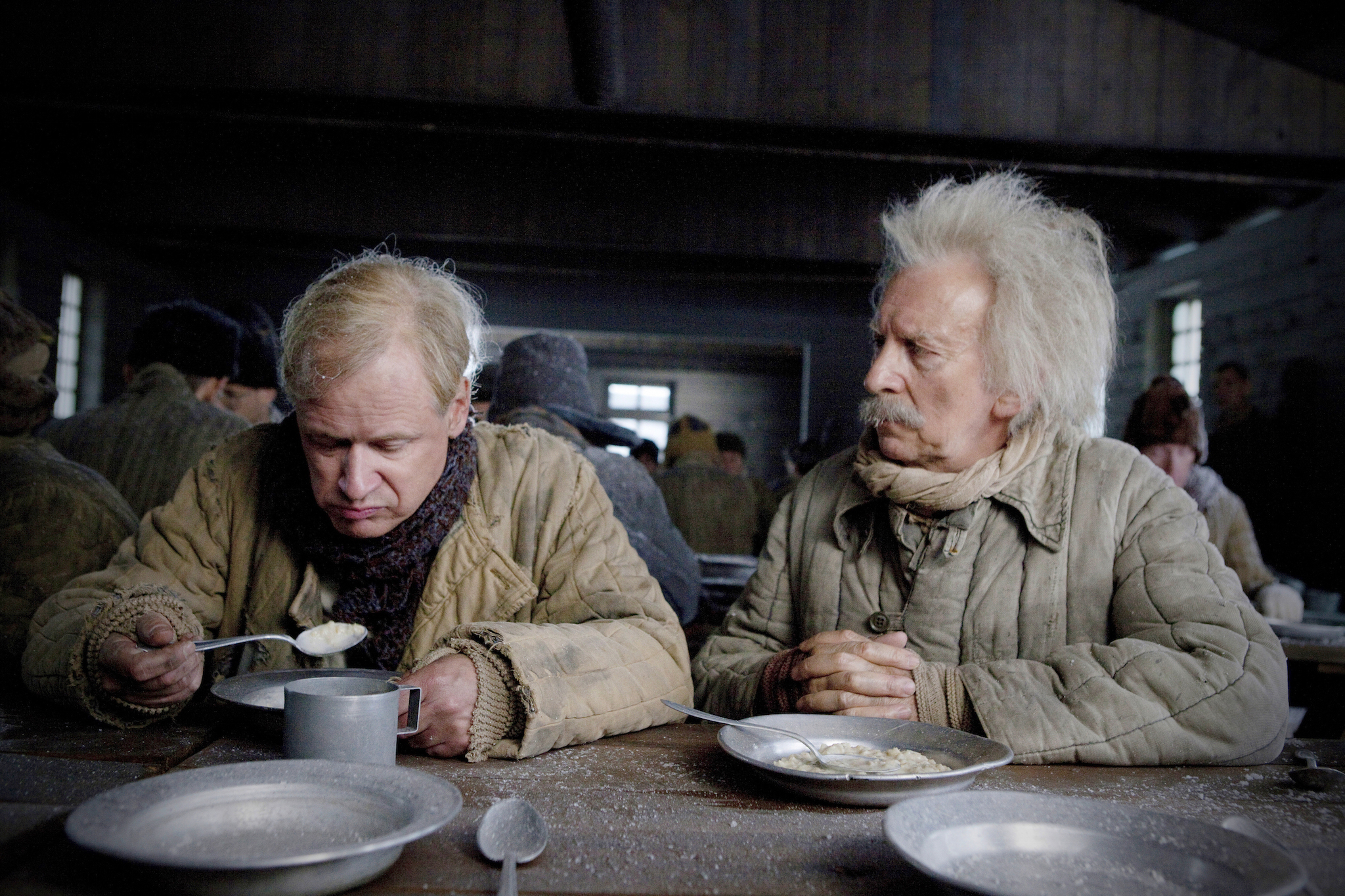 Still of Alan Ford and Robert Gustafsson in Simtametis, kuris islipo pro langa ir dingo (2013)