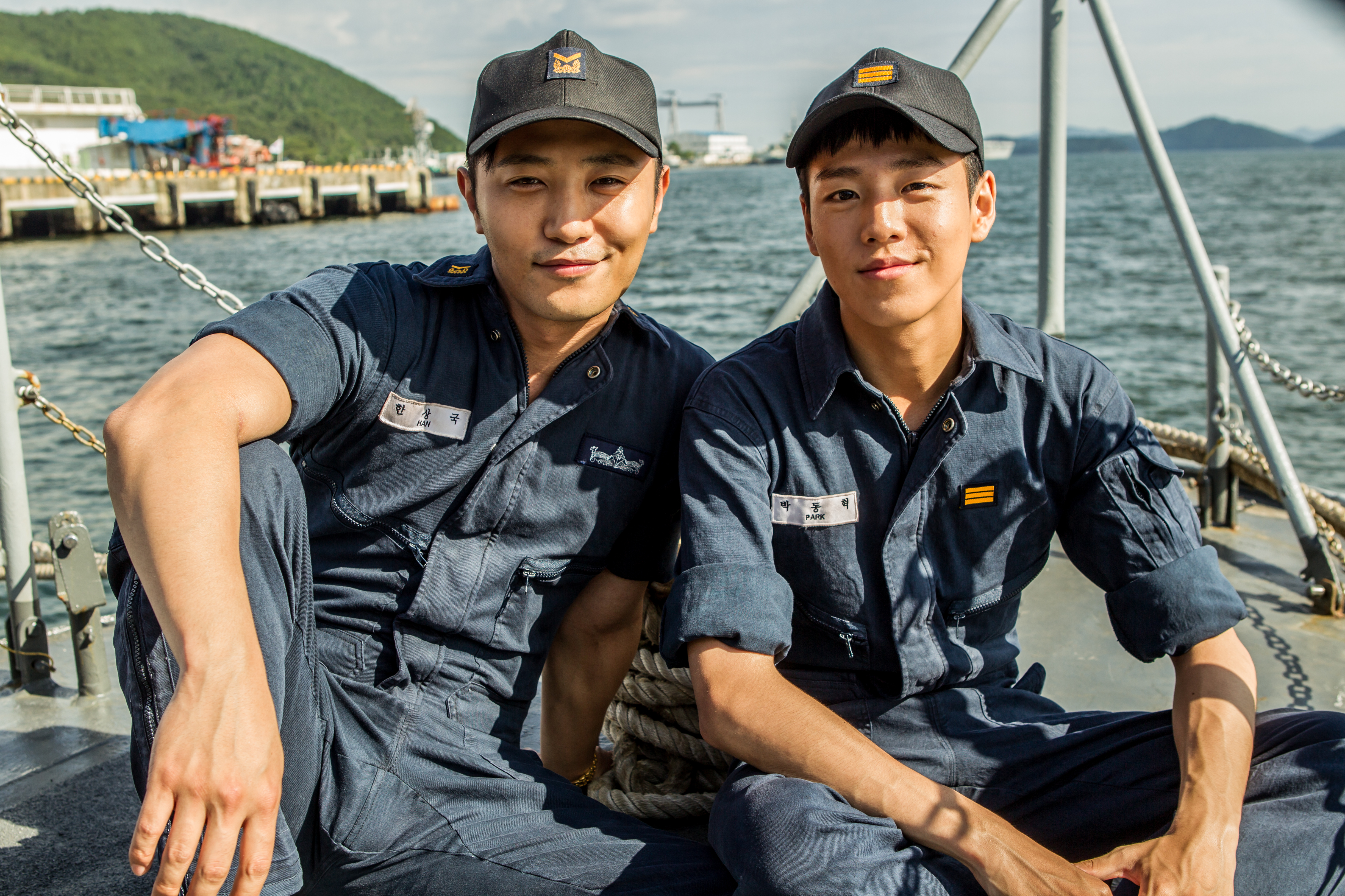 Still of Ku Jin and Lee Hyun Woo in N.L.L: Yeonpyeong Haejeon (2015)