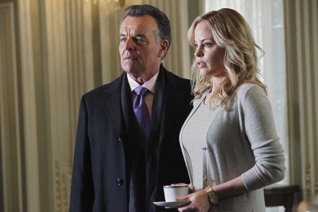 Still of Chandra West and Ray Wise in Kastlas (2009)