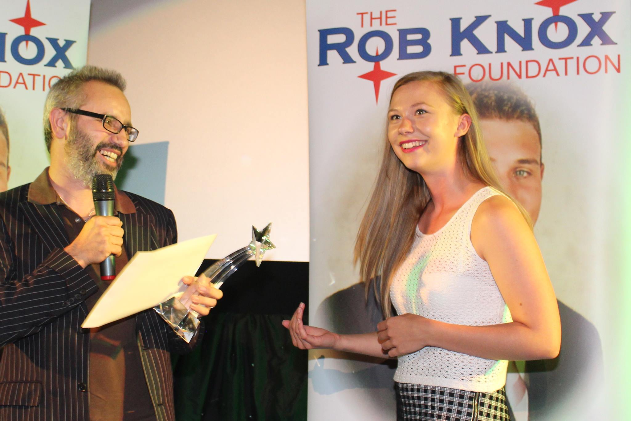 Louise Salter won the 99% award at Rob Knox Film Festival. She was presented the award by Emmy-nominated producer Enrico Tessarin.