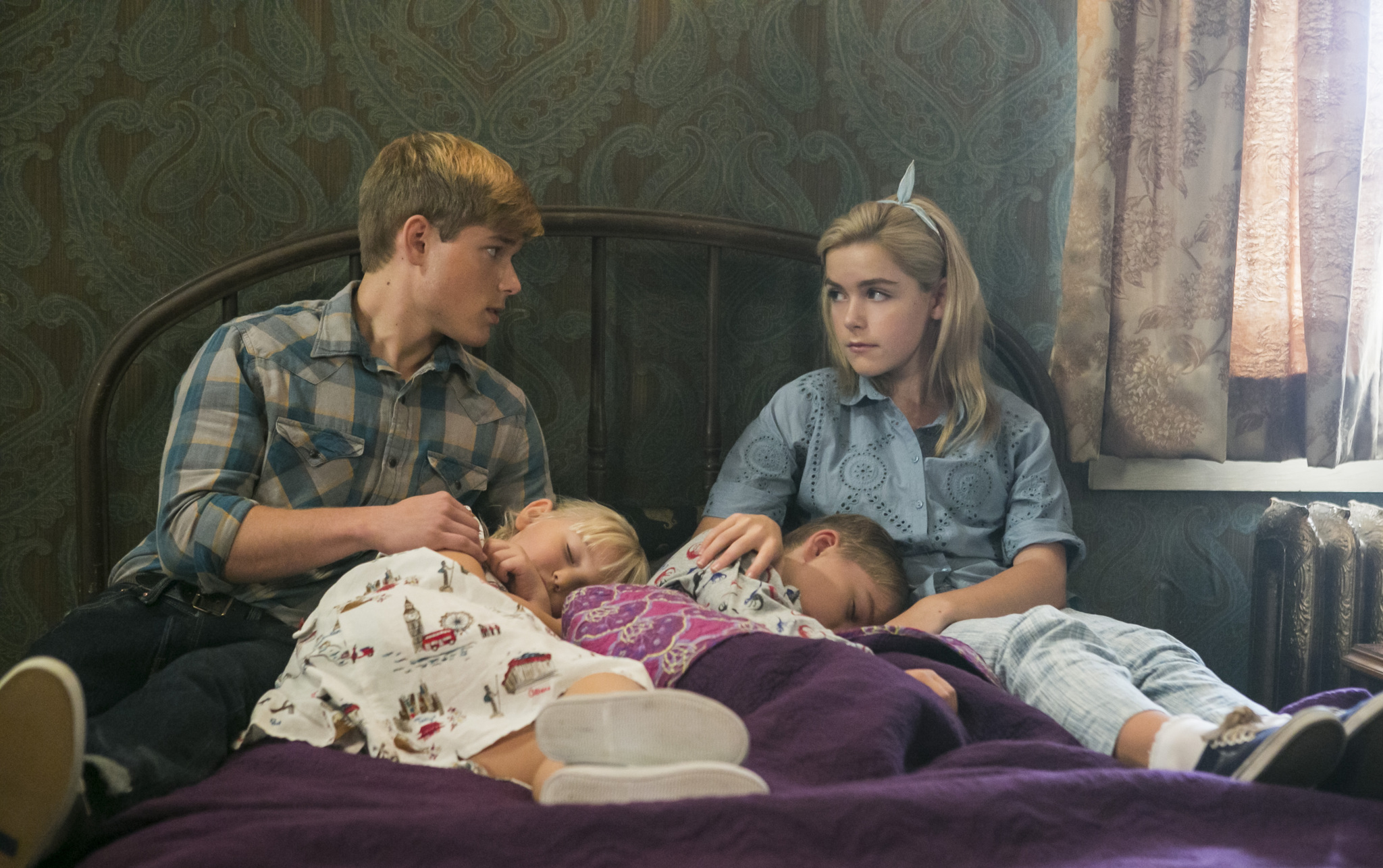 Still of Kiernan Shipka and Mason Dye in Flowers in the Attic (2014)