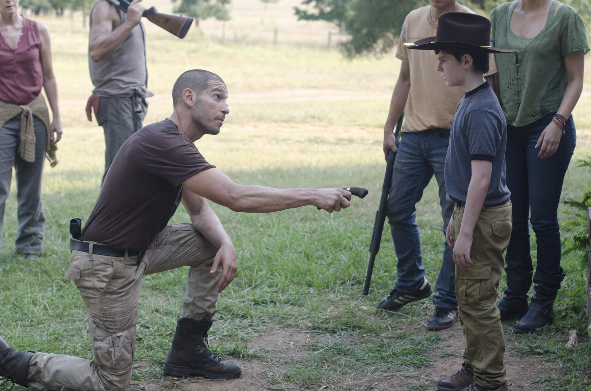 Still of Norman Reedus, Melissa McBride, Jon Bernthal, Lauren Cohan, Steven Yeun and Chandler Riggs in Vaikstantys numireliai (2010)