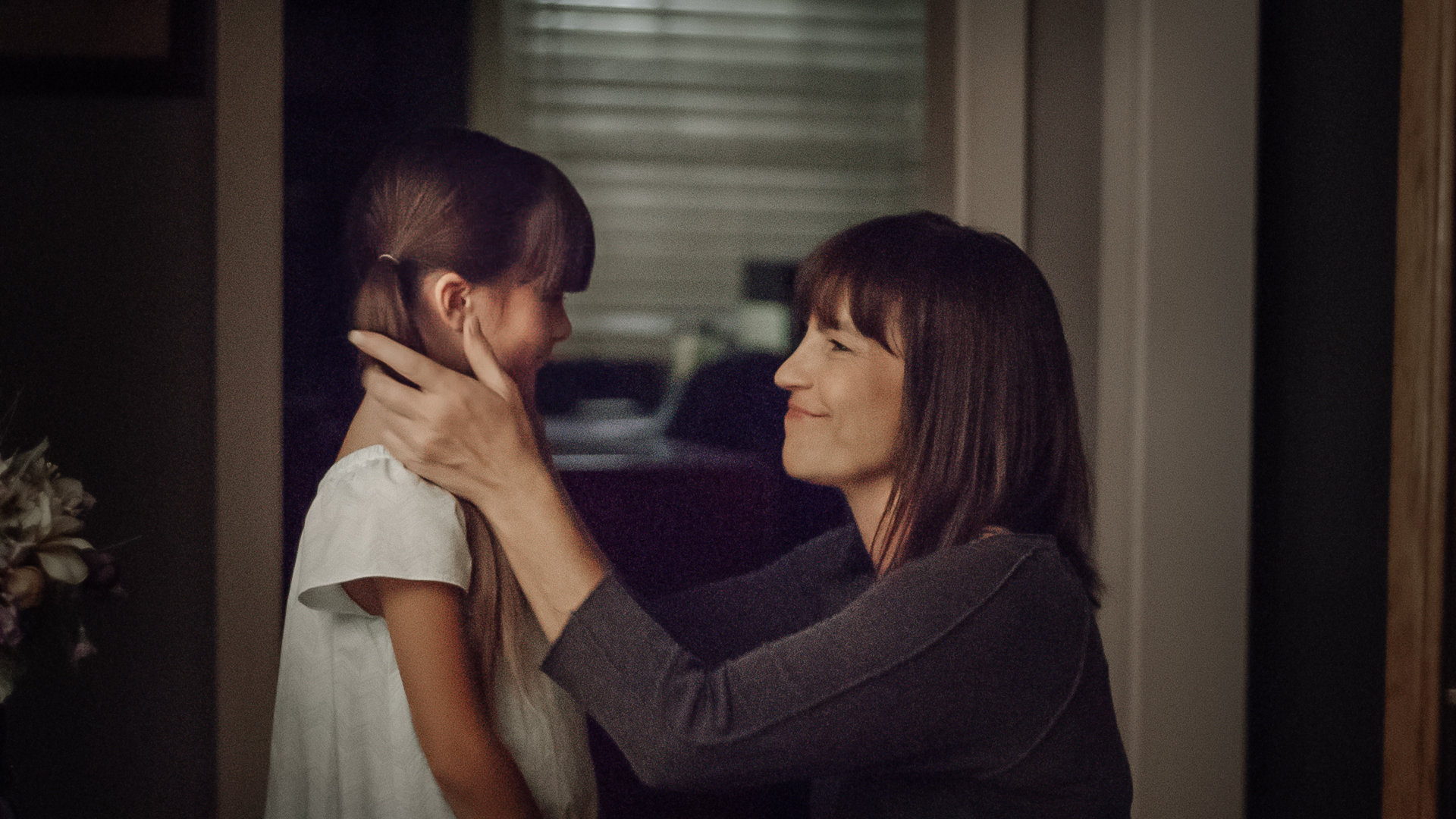 Still of Kassi Crews and Lindsey Lamer in Broken Memories (2015)