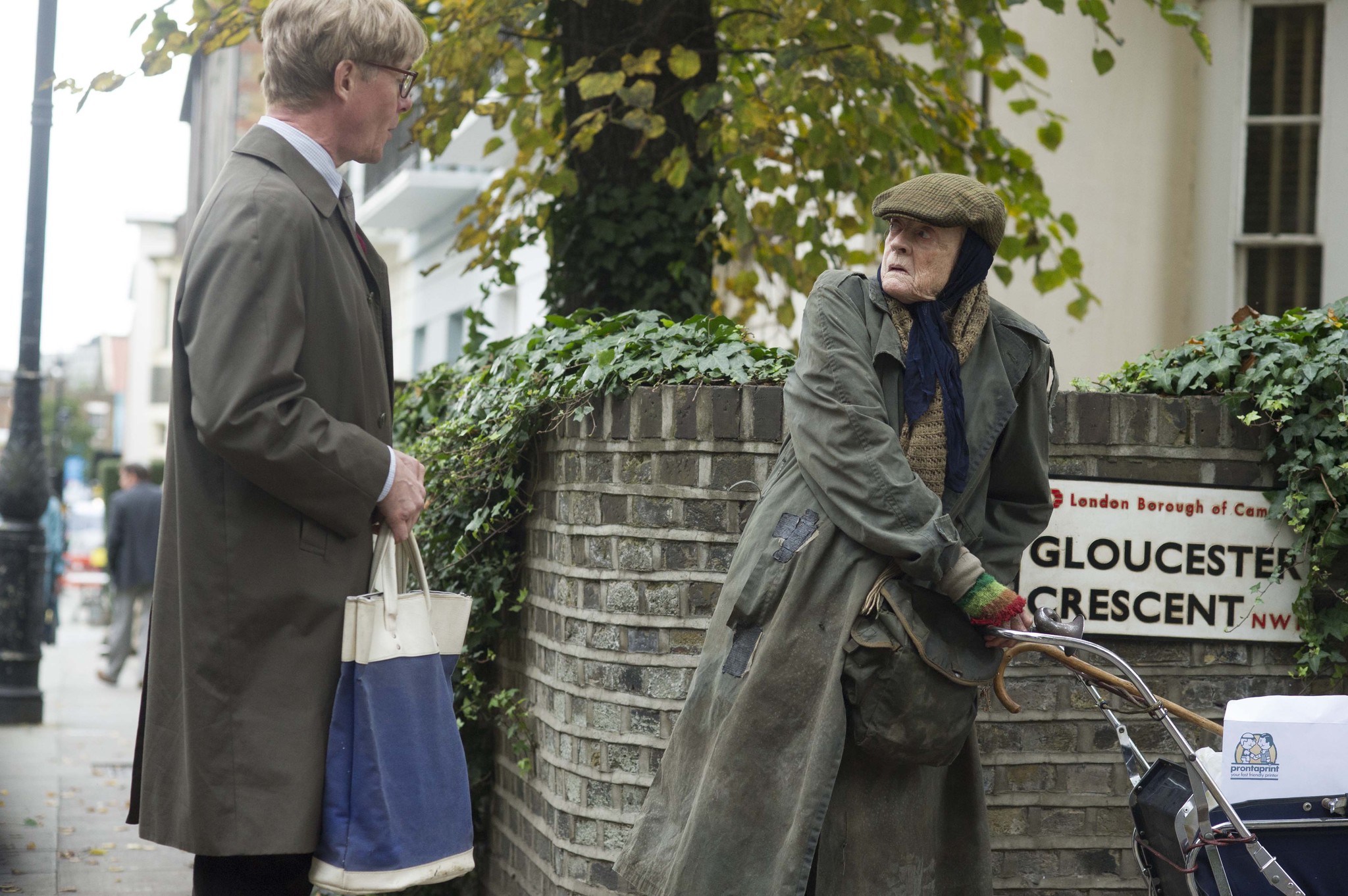 Still of Maggie Smith and Alex Jennings in The Lady in the Van (2015)