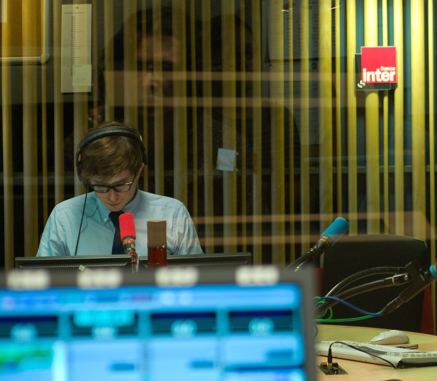 Benjamin Walter at a radio show (2011).