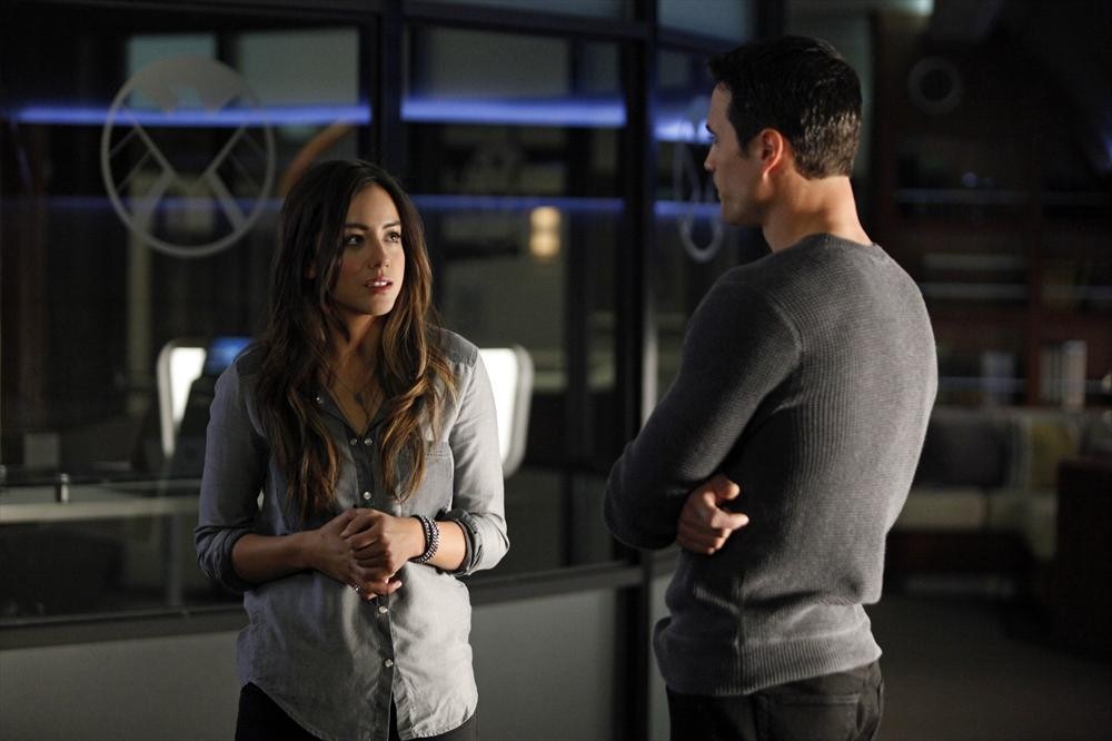 Still of Brett Dalton and Chloe Bennet in Agents of S.H.I.E.L.D. (2013)