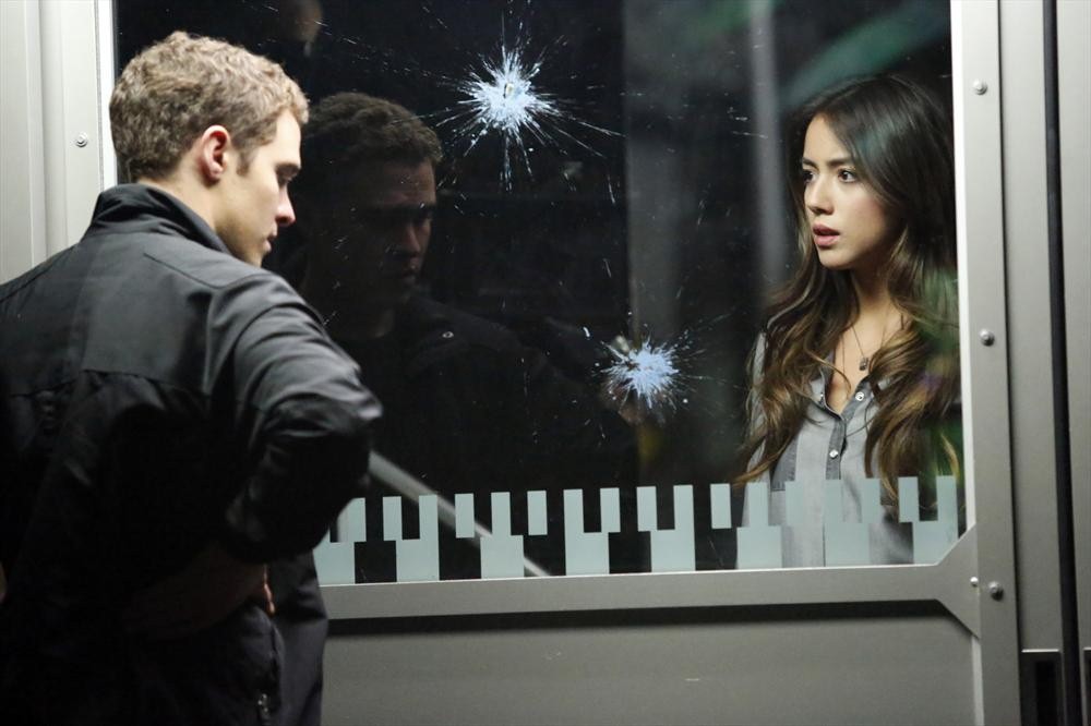 Still of Iain De Caestecker and Chloe Bennet in Agents of S.H.I.E.L.D. (2013)