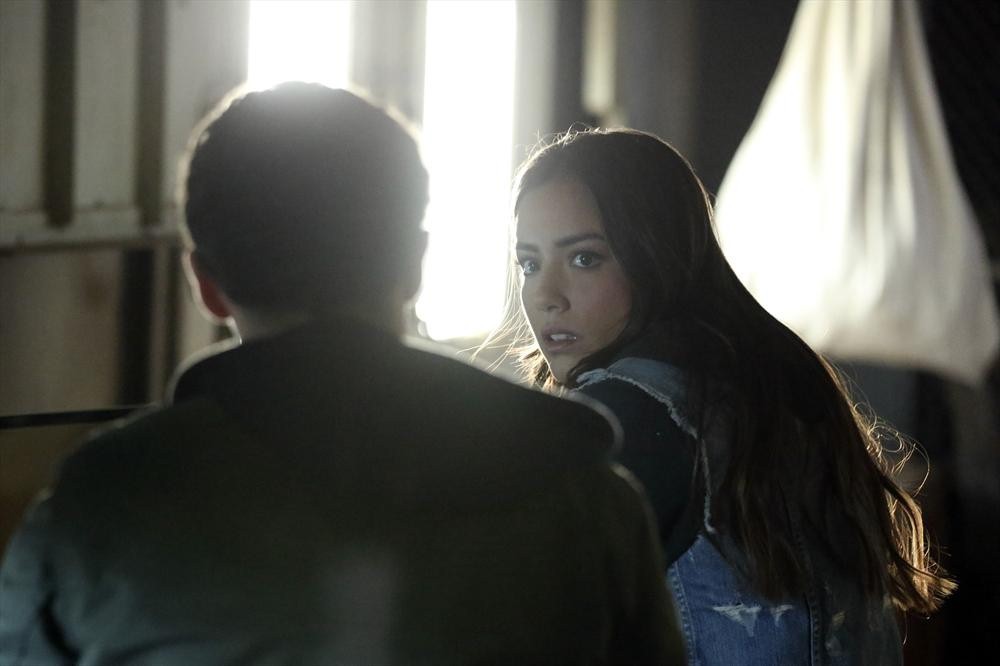 Still of Iain De Caestecker and Chloe Bennet in Agents of S.H.I.E.L.D. (2013)