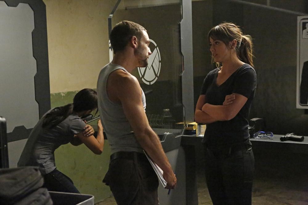Still of Nick Blood and Chloe Bennet in Agents of S.H.I.E.L.D. (2013)