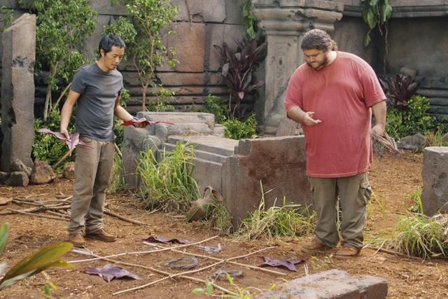 Still of Jorge Garcia and Ken Leung in Dinge (2004)