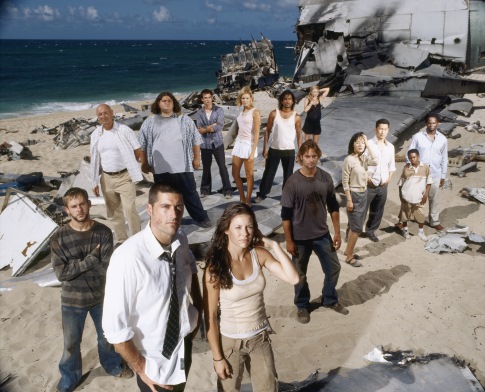 Still of Naveen Andrews, Daniel Dae Kim, Emilie de Ravin, Matthew Fox, Jorge Garcia, Josh Holloway, Yunjin Kim, Dominic Monaghan, Terry O'Quinn, Harold Perrineau, Ian Somerhalder, Maggie Grace, Malcolm David Kelley and Evangeline Lilly in Dinge (2004)