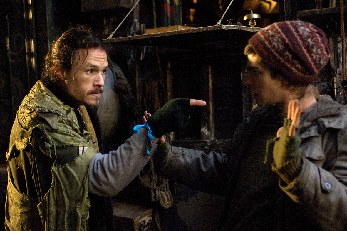 Still of Heath Ledger and Andrew Garfield in The Imaginarium of Doctor Parnassus (2009)