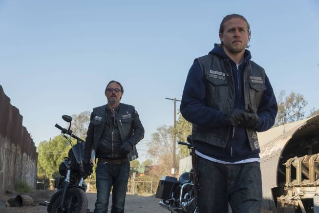 Still of Tommy Flanagan and Charlie Hunnam in Sons of Anarchy (2008)