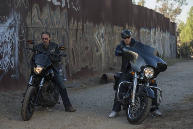 Still of Tommy Flanagan and Charlie Hunnam in Sons of Anarchy (2008)