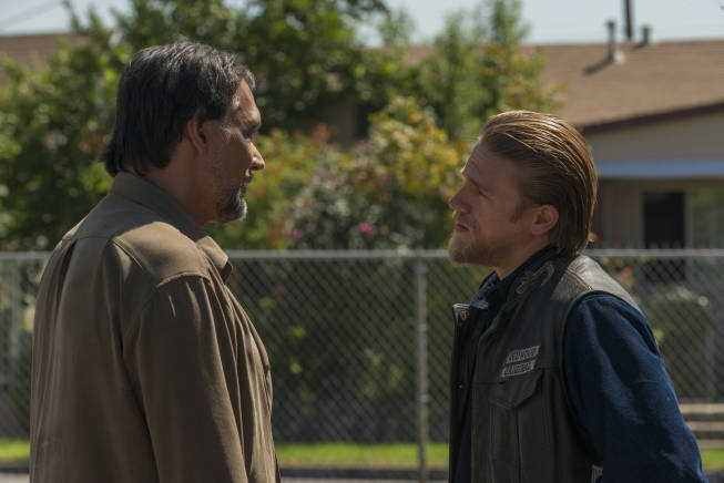 Still of Jimmy Smits and Charlie Hunnam in Sons of Anarchy (2008)