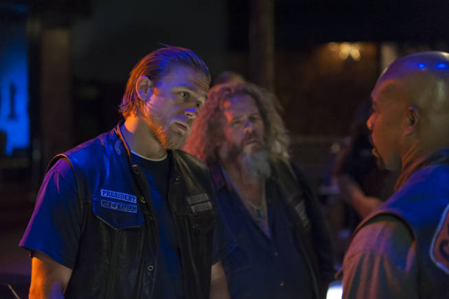Still of Charlie Hunnam and Mark Boone in Sons of Anarchy: Crucifixed (2012)