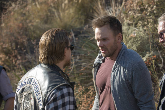 Still of Charlie Hunnam and Joel McHale in Sons of Anarchy (2008)