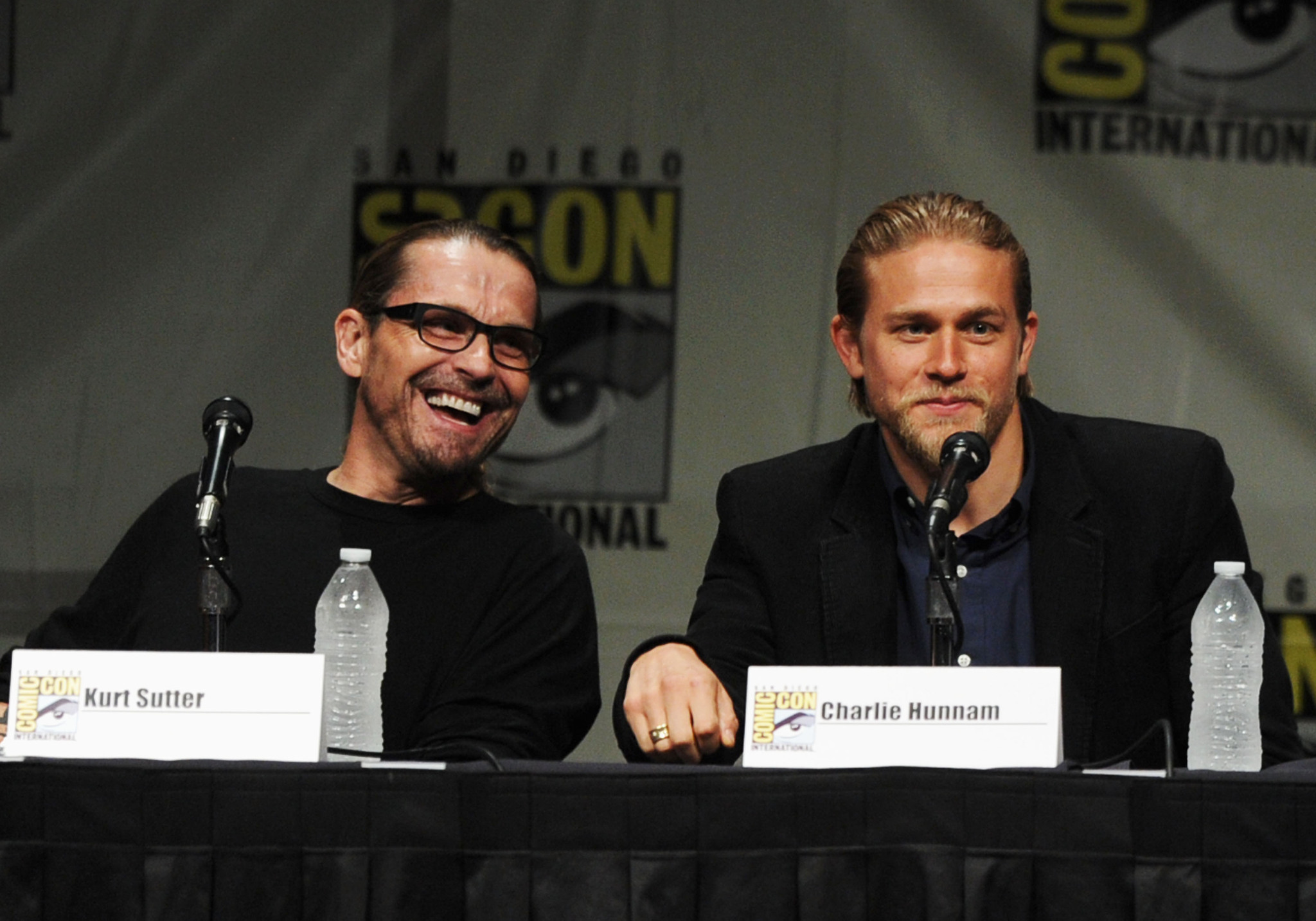 Charlie Hunnam and Kurt Sutter at event of Sons of Anarchy (2008)