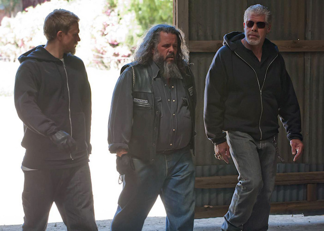 Still of Ron Perlman, Charlie Hunnam and Mark Boone in Sons of Anarchy (2008)