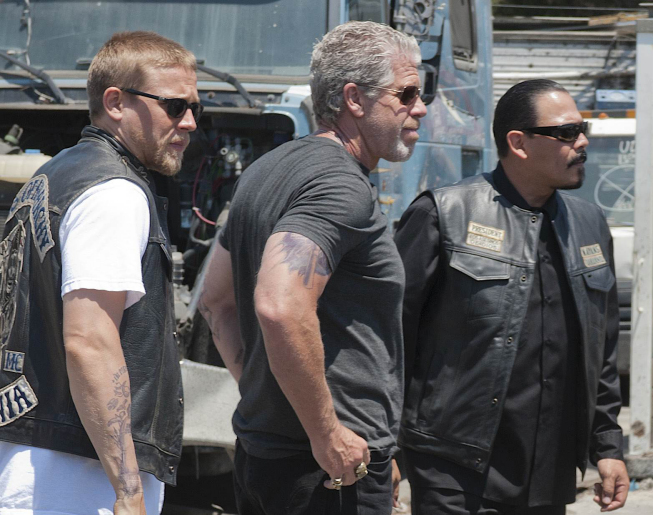 Still of Ron Perlman and Charlie Hunnam in Sons of Anarchy (2008)