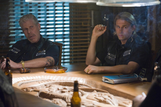 Still of Ron Perlman and Charlie Hunnam in Sons of Anarchy (2008)