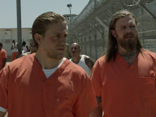 Still of Charlie Hunnam and Ryan Hurst in Sons of Anarchy (2008)