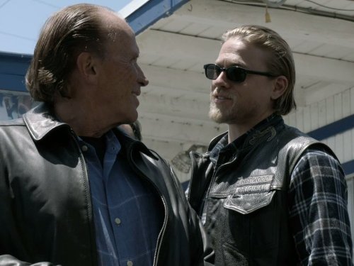 Still of Peter Weller and Charlie Hunnam in Sons of Anarchy (2008)