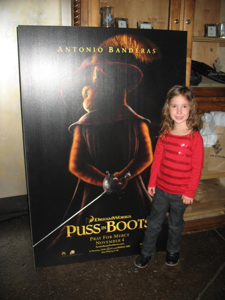 Kelsey Walton (age 5) making the Puss In Boots Feaux Movie Premiere Video - Oct 2011