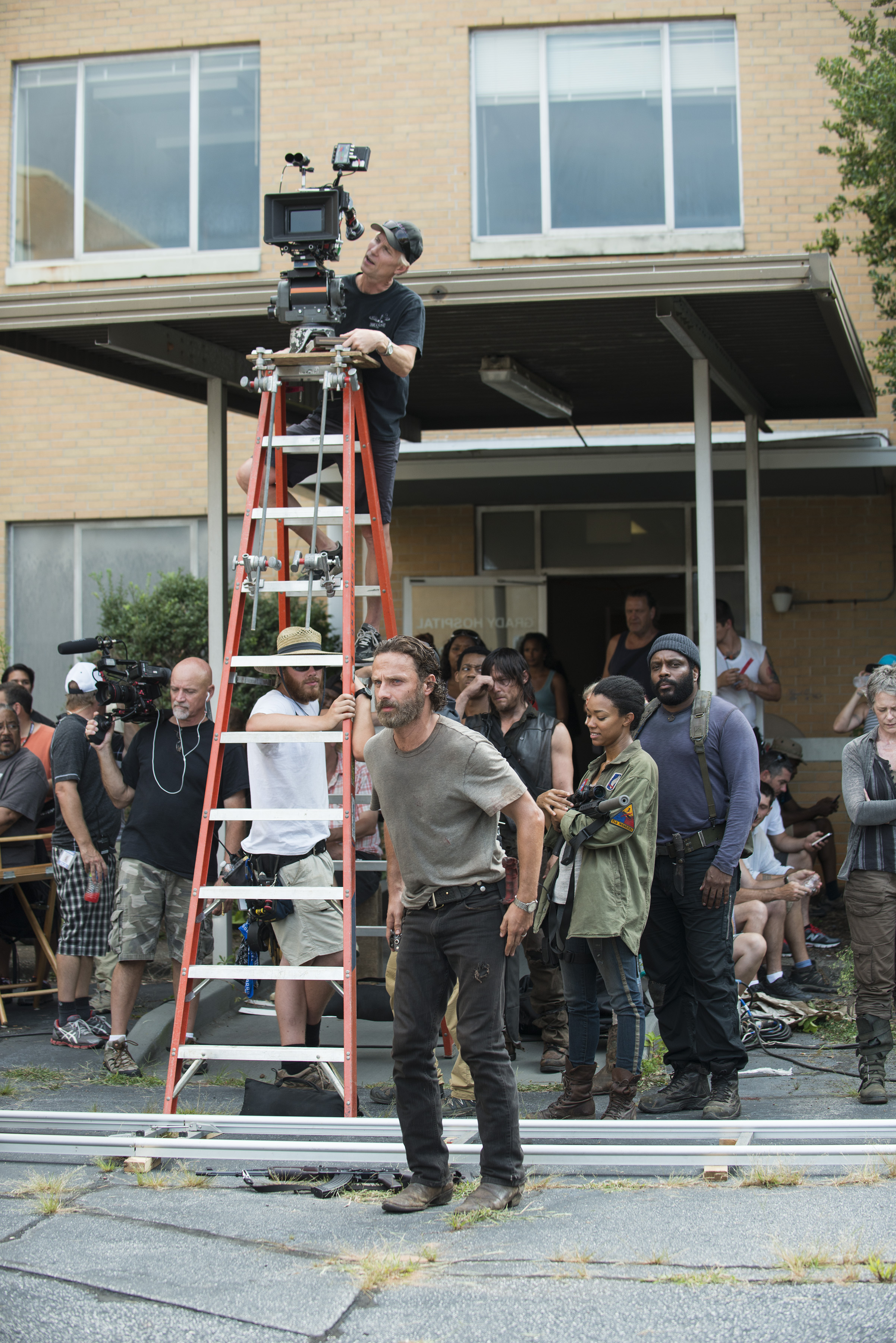 Still of Norman Reedus, Chad L. Coleman, Andrew Lincoln, Melissa McBride, Tyler James Williams and Sonequa Martin-Green in Vaikstantys numireliai (2010)